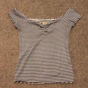 HOLLISTER SLIGHTLY CROPPED AND OFF THE SHOULDER